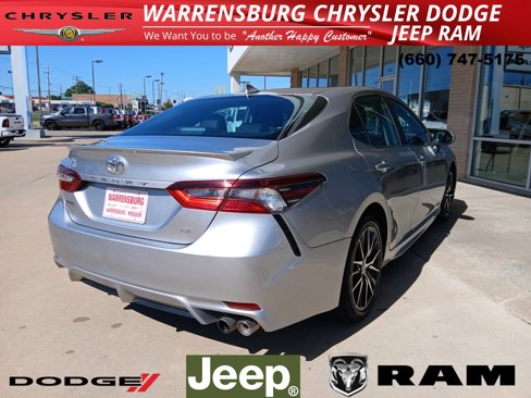 Used 2023 Toyota Camry SE image 3