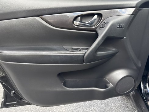 Used 2020 Nissan Rogue SV w/ Premium Package image 14