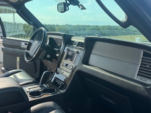 Used 2010 Lincoln Navigator 2WD image 17