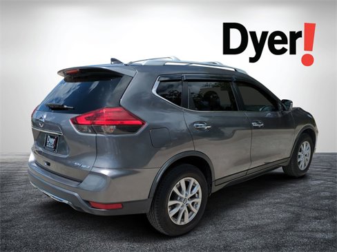 Used 2017 Nissan Rogue SV image 3