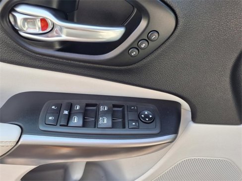 Used 2021 Jeep Cherokee Limited w/ Elite Package image 9