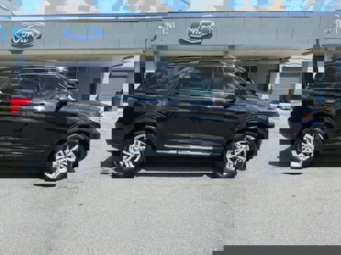 Used 2022 Ford Explorer XLT w/ Equipment Group 202A image 2