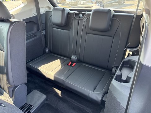 Used 2024 Volkswagen Tiguan SE image 19