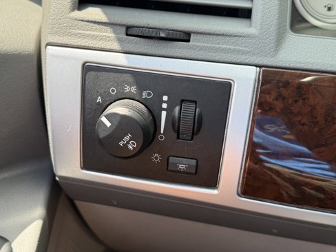 Used 2010 Chrysler Town & Country Touring image 23