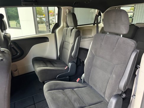 Used 2016 Dodge Grand Caravan SE image 12