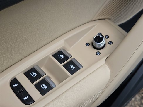 Used 2020 Audi Q5 e Prestige w/ Prestige Package image 31