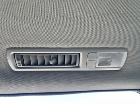 Used 2017 Toyota Highlander SE image 25