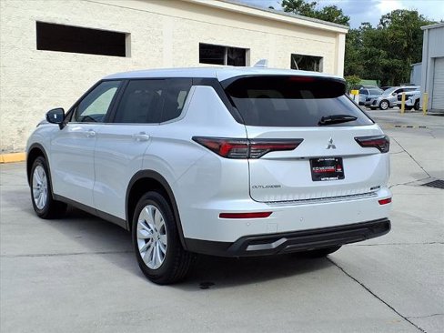 New 2025 Mitsubishi Outlander ES image 3