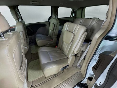 Used 2016 Chrysler Town & Country Touring image 25