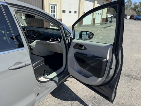Used 2023 Chrysler Pacifica Touring-L image 34