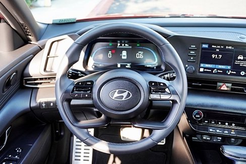 Certified 2025 Hyundai Elantra Sport image 18