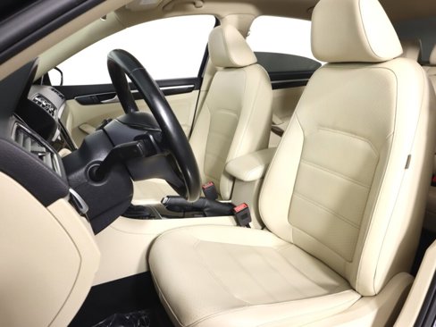 Used 2019 Volkswagen Passat 2.0T SE R-Line image 29