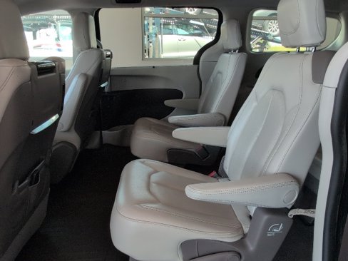 Used 2020 Chrysler Pacifica Touring-L Plus image 18