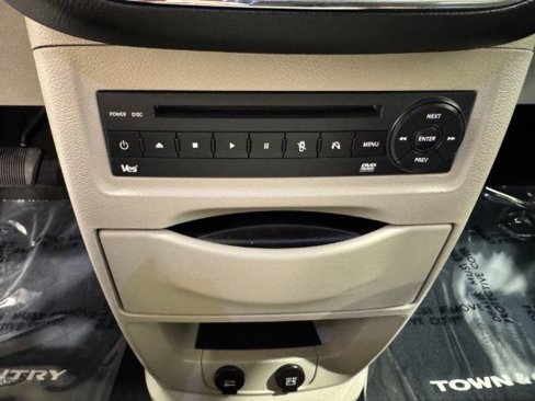 Used 2011 Chrysler Town & Country Limited w/ Trailer Tow Group image 18