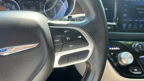 Used 2017 Chrysler Pacifica Touring-L image 28