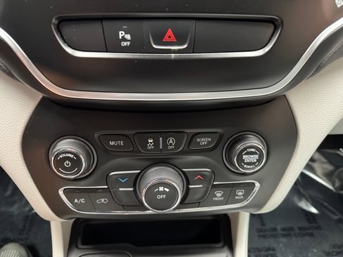 Used 2020 Jeep Cherokee Latitude Plus w/ Cold Weather Group image 19