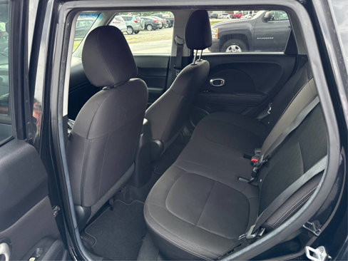 Used 2016 Kia Soul + image 10