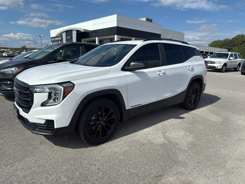 Used 2022 GMC Terrain SLE w/ Driver Convenience Package image 1