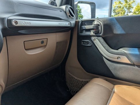 Used 2012 Jeep Wrangler Unlimited Sahara image 32