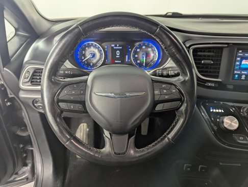 Used 2020 Chrysler Pacifica Touring w/ S Appearance Package image 13