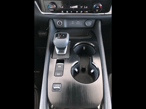 Used 2023 Nissan Rogue SV image 11