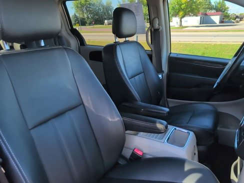 Used 2015 Chrysler Town & Country Touring image 35
