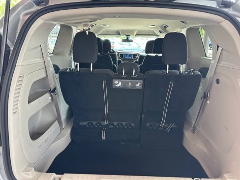 Used 2020 Chrysler Voyager LX image 14