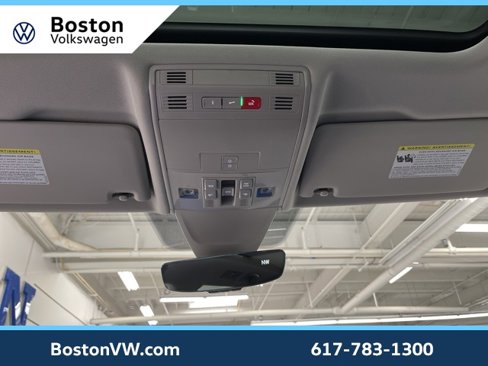 Used 2022 Volkswagen Tiguan SE w/ Panoramic Sunroof Package image 16