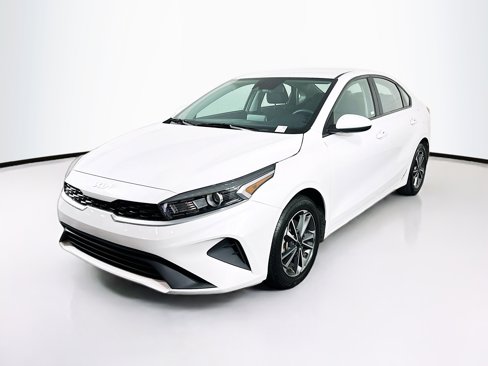 Used 2023 Kia Forte LXS image 3