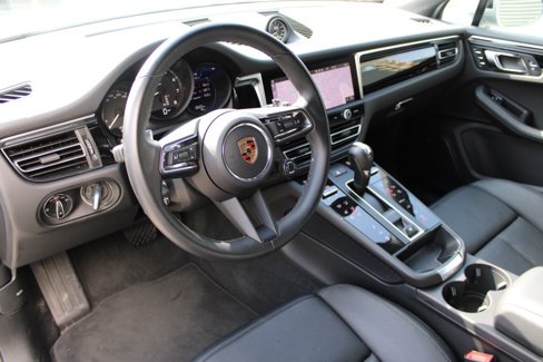 Certified 2024 Porsche Macan image 4