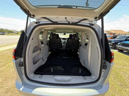 Used 2024 Chrysler Pacifica Touring-L image 15