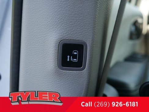 Used 2023 Chrysler Pacifica Touring-L image 42