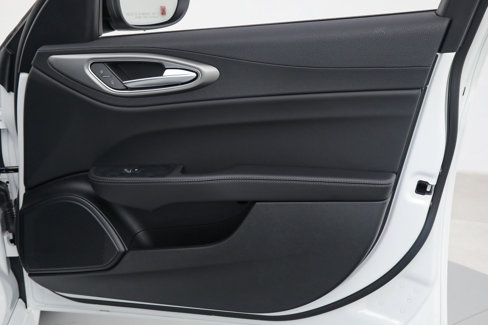 New 2025 Alfa Romeo Giulia w/ Driving Assist Package image 9