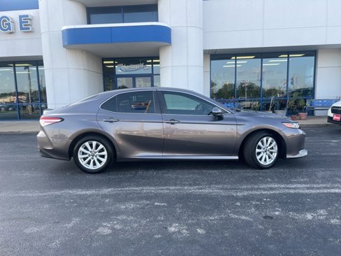 Used 2018 Toyota Camry LE image 9