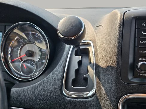 Used 2013 Chrysler Town & Country Touring image 12