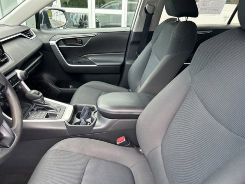 Used 2020 Toyota RAV4 LE image 10