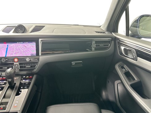 Certified 2025 Porsche Macan image 31
