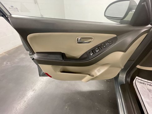 Used 2010 Hyundai Elantra GLS image 18