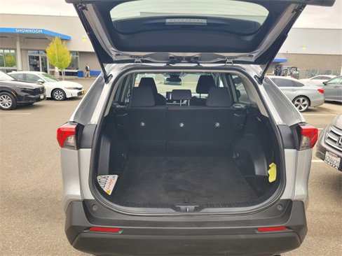 Used 2021 Toyota RAV4 LE image 11