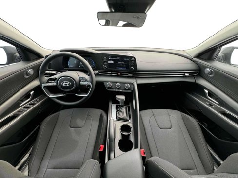 Used 2025 Hyundai Elantra SE image 13