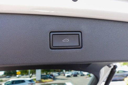 Used 2024 Volkswagen Tiguan SE w/ Panoramic Sunroof Package image 32