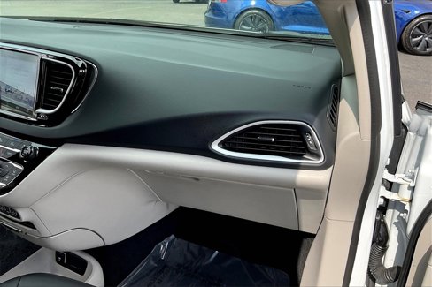 Used 2023 Chrysler Pacifica Touring-L image 24