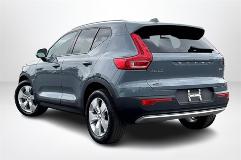Used 2022 Volvo XC40 T5 Momentum image 4
