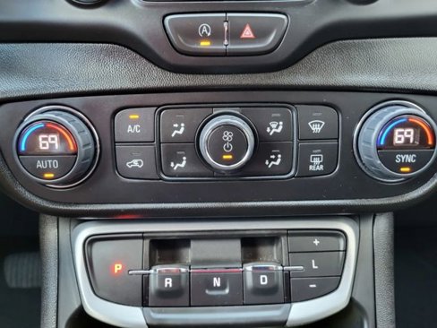 Used 2024 GMC Terrain SLT image 15