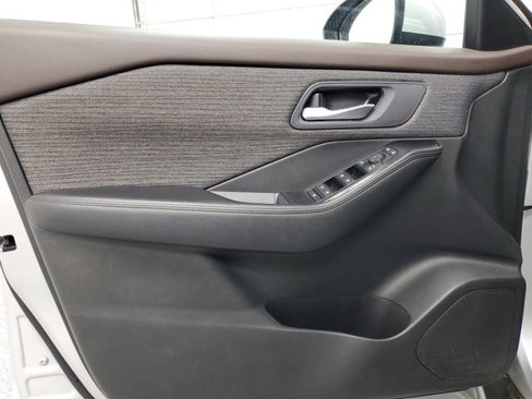 Used 2023 Nissan Rogue SV image 14