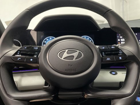 Used 2024 Hyundai Elantra Limited image 17