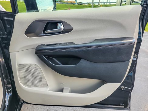 Used 2020 Chrysler Pacifica Touring-L image 19