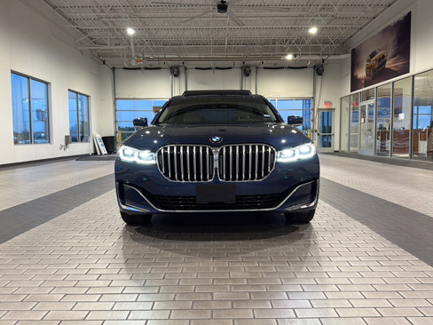 Used 2022 BMW 740i w/ Premium Package image 2