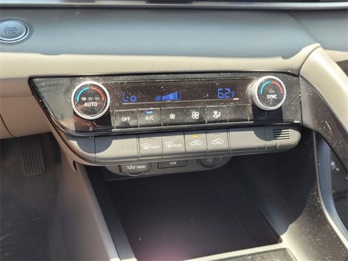 Used 2023 Hyundai Elantra SEL image 27