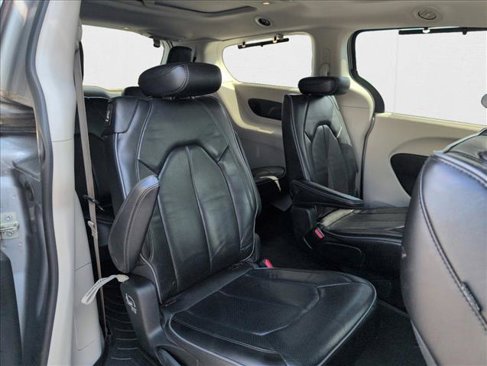 Used 2018 Chrysler Pacifica Limited image 19